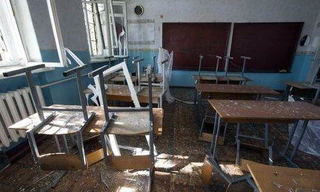 Quang cảnh một lớp học ở trường số 57 bị pháo kích.