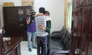 Jiang Minh và mẹ trong cuộc hội ngộ đầy nước mắt.