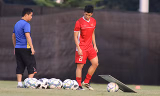 Đình Trọng phải tập riêng ở buổi tập chiều 22/8 của đội tuyển Olympic Việt Nam tại Jakarta, Indonesia.