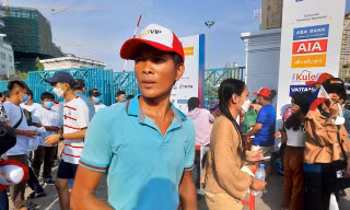CĐV Việt Nam chật vật tìm vé xem các trận đấu của đội tuyển U22 Việt Nam tại SEA Games 32 (ảnh Thanh Hải)