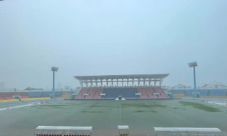 Sân Cẩm Phả ngập úng cục bộ vì mưa lớn khiến cặp đấu giữa Myanmar và Lào phải tạm hoãn. 