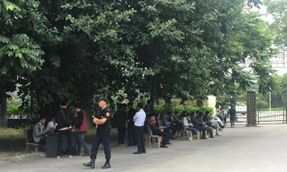 Xếp hàng chờ nhận vé mua qua đường internet tại trụ sở LĐBĐVN (VFF) hôm 9/11.