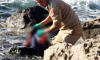 Ám ảnh chấn động: Thi thể bé gái di cư mắc kẹt ở vách đá