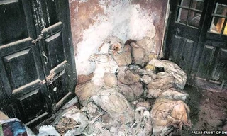 Các bao tải đựng thi thể được phát hiện ở đồn cảnh sát Unnao.