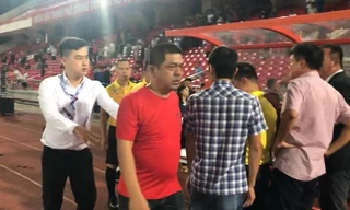 Chủ tịch Văn Trần Hoàn đứng nhìn Trần Tiến Dũng bóp cổ, nhổ nước bọt vào mặt trọng tài Hoàng Ngọc Hà. (ảnh chụp màn hình)