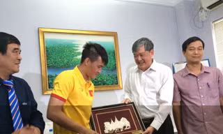Đại sứ Phạm Thanh Dũng tặng quà đội tuyển Việt Nam.