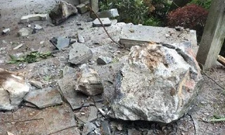 Tảng đá khổng lồ đột nhiên rơi từ trên núi.