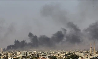 Tripoli chìm trong khói lửa