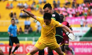 Hải Phòng (áo vàng) thoát thua kịch tính trên sân Thống Nhất của CLB Sài Gòn.