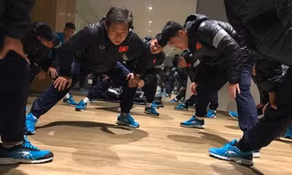 Dù vận động trong phòng GYM của khách sạn nhưng các cầu thủ U23 Việt Nam cũng phải mặc rất ấm để tránh lạnh.
