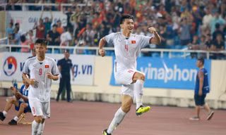 Đoàn Văn Hậu ghi bàn thắng tuyệt đẹp giúp U23 Việt Nam thắng U23 Oman 1-0 trên sân Mỹ Đình. Ảnh: Như Ý