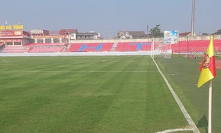 Sân Hà Tĩnh đẹp hơn sau khi được cải tạo, sửa chữa (ảnh M.N)