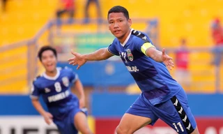 Anh Đức ăn mừng bàn thắng vào lưới Shan United. Ảnh: Zing