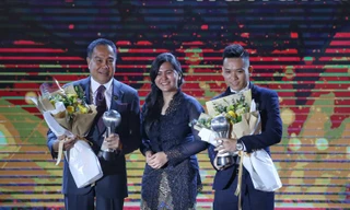 Trần Văn Vũ trên bục nhận giải thưởng Cầu thủ futsal của năm tại AFF Awards Night tối 8/11.