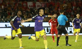 Văn Quyết ăn mừng bàn thắng ghi vào lưới CLB Tp Hồ Chí Minh.