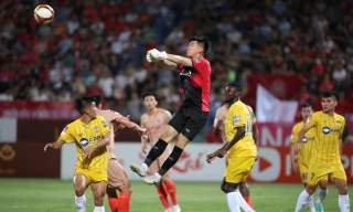 Trọng tài mắc sai sót ở trận đấu giữa CAHN và SLNA, vòng 9 V-League 2023. (ảnh Anh Tú)