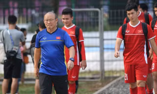 HLV Park Hang Seo chắc chắn đang rất trông đợi sự trở lại của Đình Trọng ở hàng phòng ngự Olympic Việt Nam. Ảnh: Dân Trí.