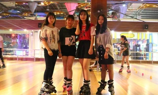 Teen Hà thành “khoe dáng” trên sân trượt patin