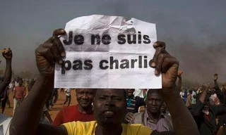 Người biểu tình giơ cao biểu ngữ: "Tôi không phải Charlie"