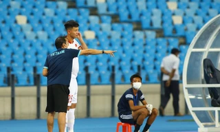 HLV Đinh Thế Nam dặn dò Liêm Điều trước khi đưa vào sân bố trí đá tiền đạo. (ảnh TNO)