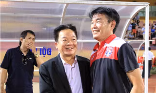 HLV Phan Thanh Hùng (phải) và bầu Hiển của Hà Nội T&T.
