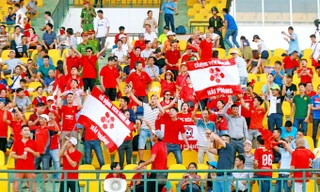 CĐV Hải Phòng trên sân Cần Thơ hôm 2/7.