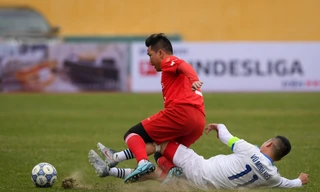 Dù đã qua tuổi tứ thập, các cựu danh thủ một thời vẫn thể hiện kỹ thuật tuyệt hảo trên sân bóng.