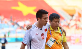 Đỗ Hùng Dũng phải nhập viện để kiểm tra chấn thương cổ chân.