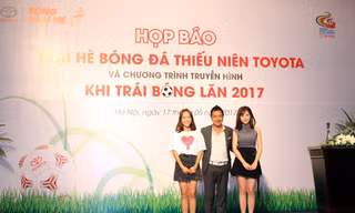 Cựu danh thủ Hồng Sơn đứng giữa 2 người đẹp Diệu Chi và Tú Linh.