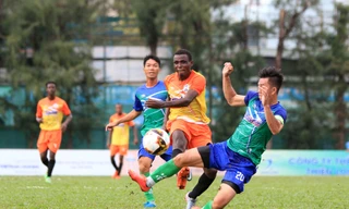Một tình huống tranh chấp bóng trận African Team-Trường Giang FC chiều 23/9.