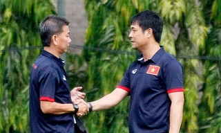 HLV Hoàng Anh Tuấn (trái) không chung chiến dịch săn vàng SEA Games 29 với HLV Hữu Thắng.