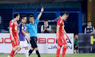 Tăng Tiến bị HAGL cho nghỉ thi đấu hết lượt 1 V-League 2018 vì pha phạm lỗi với Duy Mạnh.