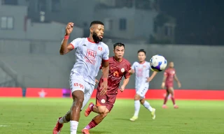Bình Định (áo nâu) sẽ phải nỗ lực trong cuộc đua giành suất trụ hạng V-League (ảnh Anh Tú)