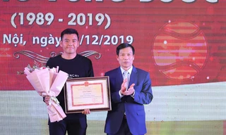 Bộ trưởng Bộ VH-TT&DL Nguyễn Ngọc Thiện trao bằng khen của Thủ tướng Nguyễn Xuân Phúc cho Lý Hoàng Nam.