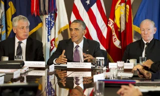 Tổng thống Obama và các quan chức quân sự cấp cao Mỹ tại cuộc họp ở Lầu Năm Góc.