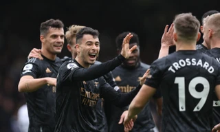 Arsenal củng cố ngôi đầu bảng với chiến thắng 3-0 trước Fullham. 