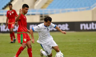 U23 Uzbekistan (áo trắng) bị U23 Oman cầm hoà 0-0 ở trận đấu đầu tiên của giải giao hữu U23 quốc tế-cúp Vinaphone 2018.