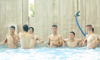 Các cầu thủ U22 Việt Nam thư giãn tại hồ bơi