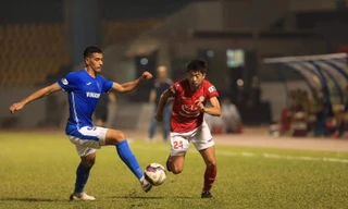 Lee Nguyễn không thể giúp Tp Hồ Chí Minh thoát thua trong cuộc đối đầu với Quảng Ninh trên sân Cẩm Phả.