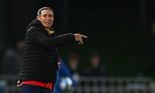 HLV Mai Đức Chung yêu cầu các học trò rút kinh nghiệm sau trận thua 0-2 trước New Zealand. (Ảnh Getty)