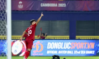 Quốc Việt ăn mừng bàn thắng vào lưới U22 Lào ở trận ra quân SEA Games 32 của U22 Việt Nam (ảnh Hữu Phạm)