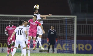 Tp Hồ Chí Minh (áo trắng) tạm leo lên vị trí thứ 10 trên bảng xếp hạng V-League 2018 sau trận thắng 2-1 Sài Gòn FC chiều 22/3.