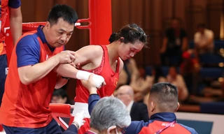 Nguyễn Thị Tâm bị xử thua kỹ thuật sau tình huống chấn thương ngoài ý muốn, không thể chơi tốt trước đối thủ (ảnh Văn Thoả)