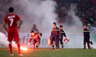 An ninh sân Hàng Đẫy vất vả xử lý pháo sáng CĐV Hải Phòng ném xuống sân hôm 11/3.