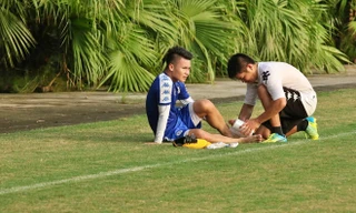 Quang Hải được bác sĩ chăm sóc ở buổi tập của CLB Hà Nội chiều 6/8