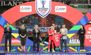 Ông Trần Quốc Tuấn trao danh hiệu cá nhân cho tiền đạo Nguyễn Xuân Son ở ASEAN Cup 2024.