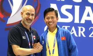 HLV Hoàng Anh Tuấn và ông Radhi bắt tay nhau ở cuộc họp báo trước trận đấu giữa U23 Việt Nam và U23 Iraq.(ảnh Anh Đoàn) 