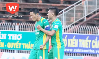 Trung vệ Trần Chí Công (trái) bị cấm thi đấu 3 trận. 