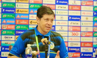 HLV Fabio Maciel gửi lời cảm ơn CĐV Việt Nam sau khi U23 Timor Leste nói lời chia tay SEA Games 31. (ảnh Trọng Tài)