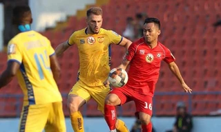 Thanh Hoá (áo vàng) lỡ cơ hội giành 3 điểm trên sân Lạch Tray của Hải Phòng.